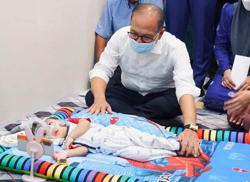 Menteri Besar, Datuk Seri Wan Rosdy Wan Ismail menziarahi adik Atihf yang menghidap penyakit genetik yang jarang berlaku, Atrofi Otot Spina (SMA), Jenis 1. - Astro AWANI