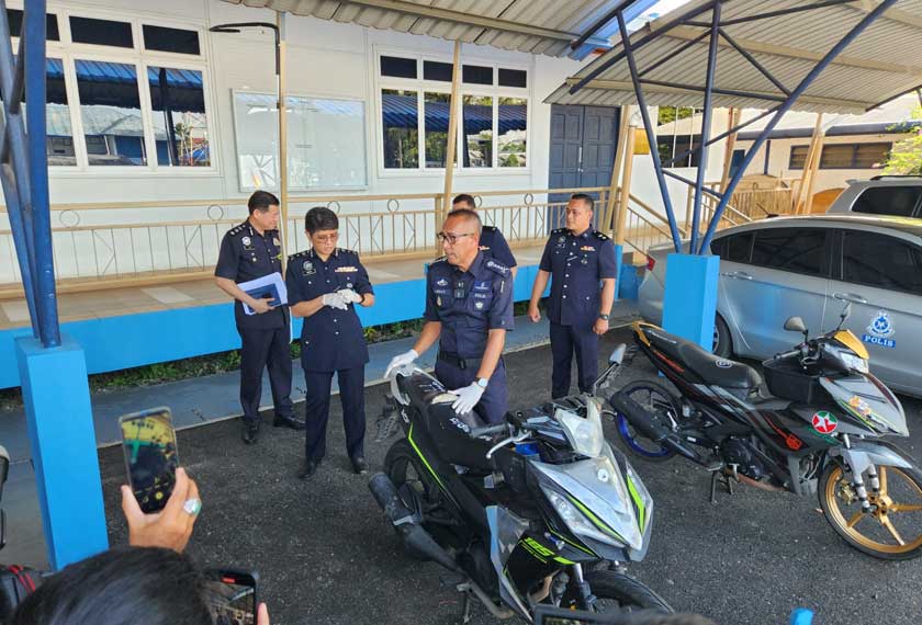 Mohd Azman (tengah) memaklumkan kepada media, polis percaya mereka telah berjaya menyelesaikan 13 kes jenayah samun dengan tertangkapnya tujuh individu itu. - Foto Astro AWANI
