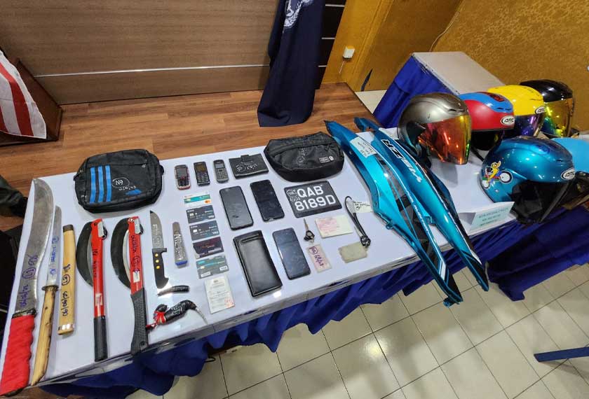 Antara barangan yang dirampas polis Sarawak susulan tertangkapnya ahli kumpulan 'Geng Baby'. - Foto Astro AWANI