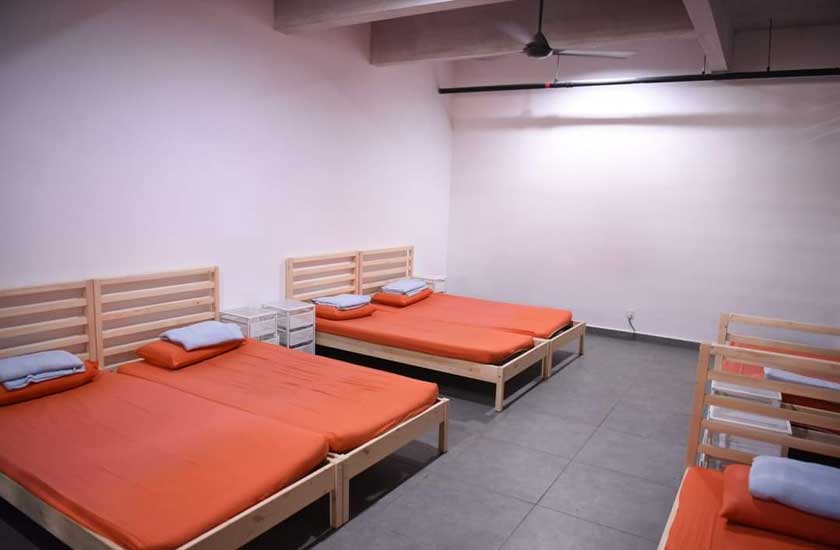 Pusat transit berkenaan dilengkapi dengan 88 katil . - Foto Astro AWANI