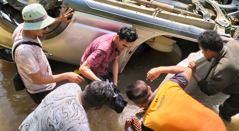 Orang ramai berjaya mengeluarkan mangsa sebelum ketibaan pasukan bomba. - Foto GBPM