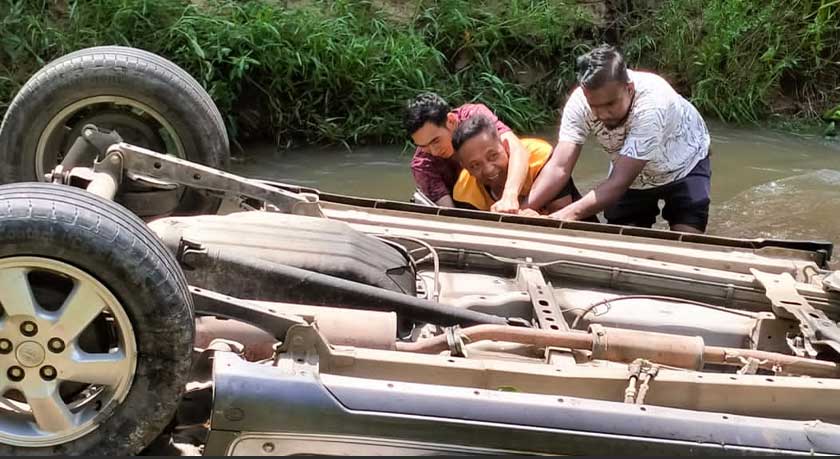Mangsa disahkan meninggal dunia di lokasi kejadian oleh petugas kesihatan. - Foto JBPM