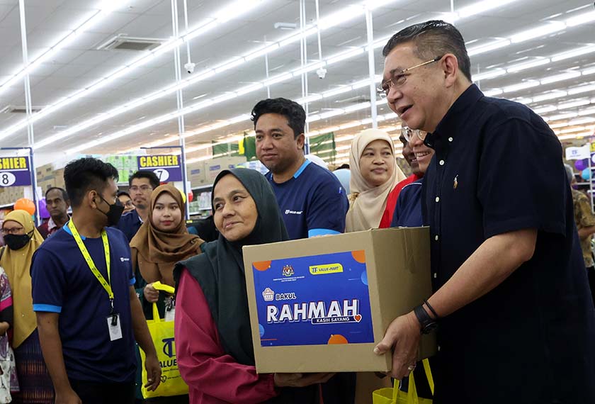 Bakul Rahmah meringankan beban golongan B40 dalam mendapatkan barangan keperluan harian. Gambar: BERNAMA