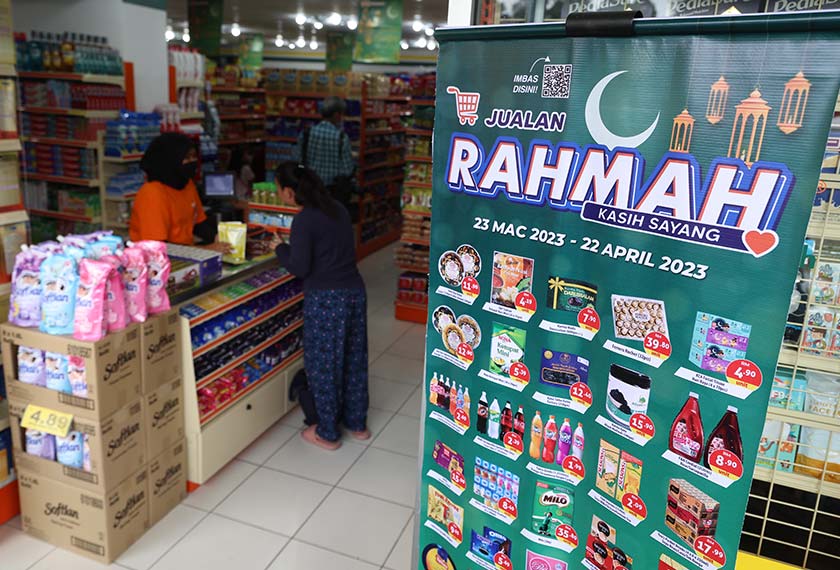 Jualan Rahmah mendapat sambutan mengalakkan rakyat ketika kos sara hidup semakin menekan. Gambar: BERNAMA