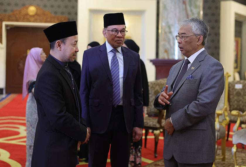 Al-Sultan Abdullah (kanan) berkenan berbual bersama Datuk Seri Anwar Ibrahim (tengah) dan Luqman Abdullah sebelum berangkat ke Tanah Suci bagi menunaikan ibadah haji di Istana Negara hari ini. - Gambar BERNAMA