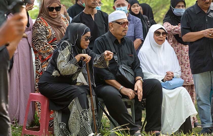 Upacara pengebumian di Subang Jaya itu dihadiri lebih 100 orang terdiri dalam kalangan keluarga, sahabat dan peminat Allahyarham.