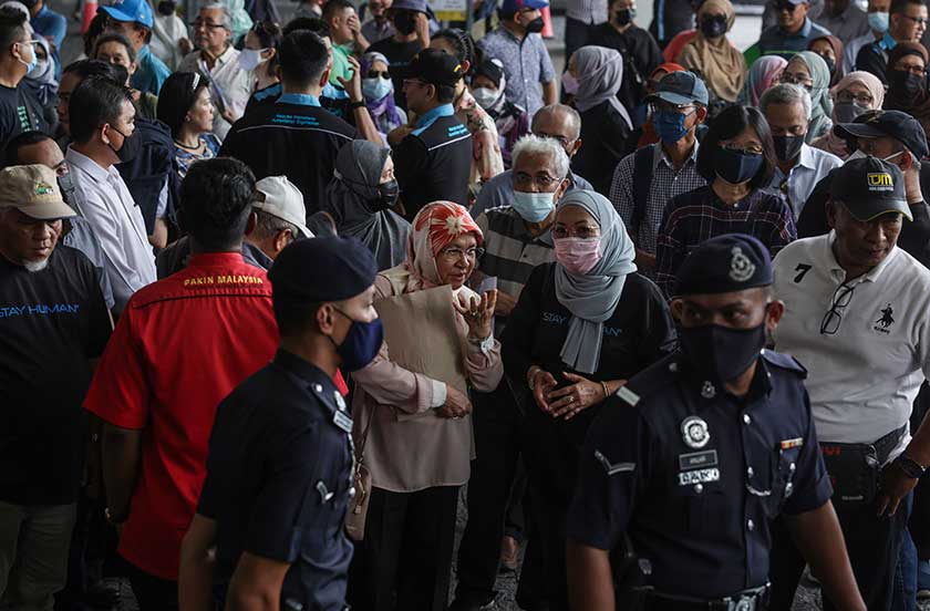 Mangsa-mangsa penipuan yang hadir untuk Menyerah Penyataan Tambahan dan Aduan Bersama Mangsa-Mangsa Penipuan Syarikat Pelaburan Tidak Berdaftar di Suruhanjaya Syarikat Malaysia hari ini. - Foto Bernama