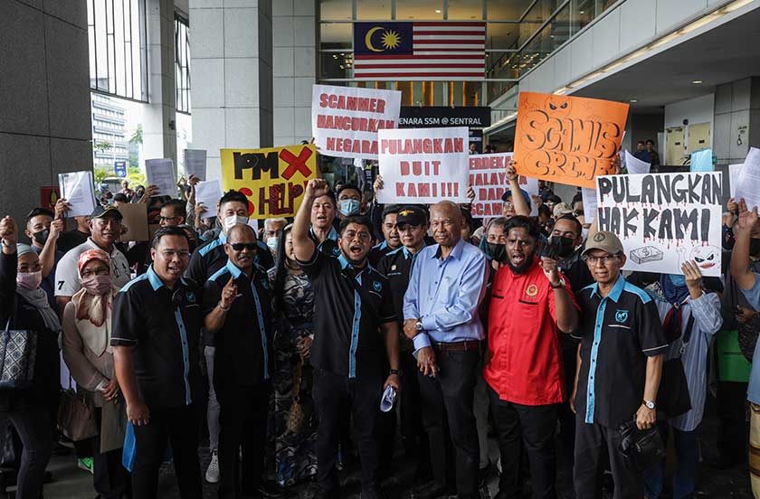 Sidang media mengenai Serahan Penyataan Tambahan dan Aduan Bersama Mangsa-Mangsa Penipuan Syarikat Pelaburan Tidak Berdaftar di Suruhanjaya Syarikat Malaysia hari ini. - Foto Bernama