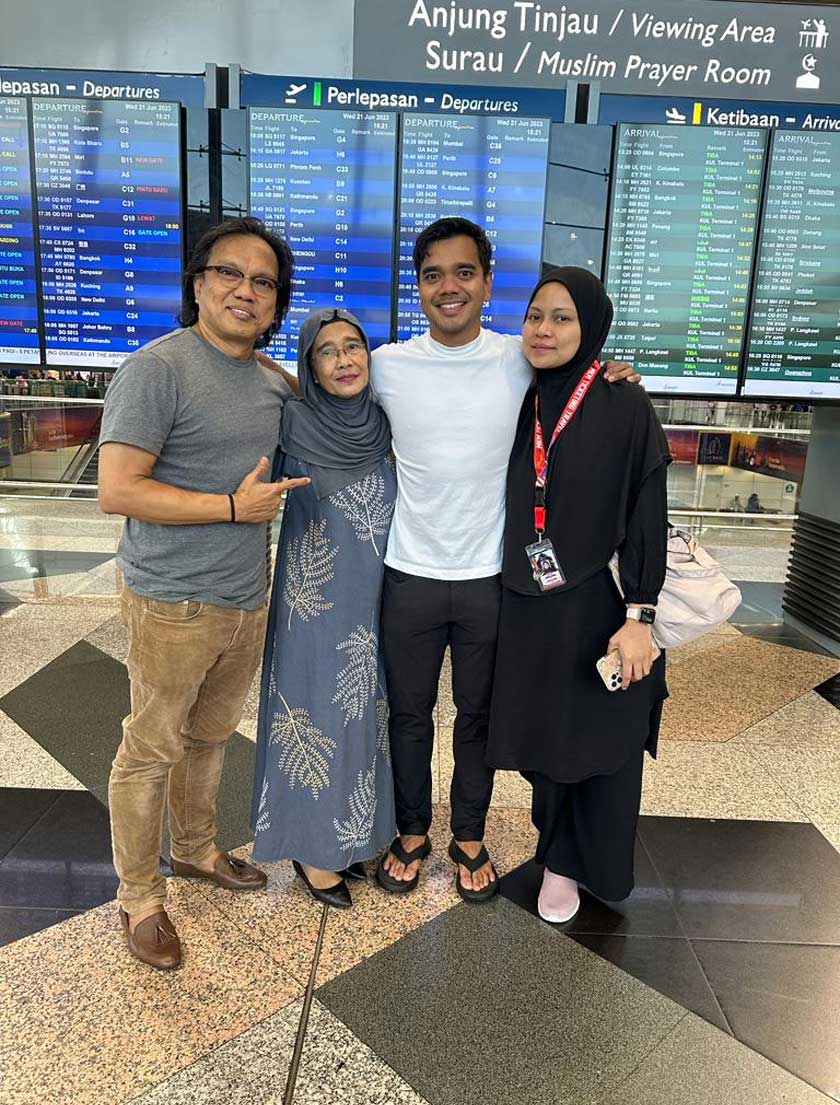 Satar Ramli (kiri) dan Norhafiza Mohamad (dua dari kiri) turut berada di KLIA menghantar Alif Satar dan Sha Dila Halid ke Makkah pada Rabu. - Gambar Astro AWANI