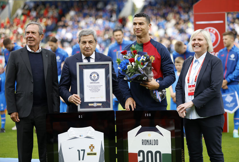 Ronaldo menerima sijil daripada Rekod Dunia Guinness selepas muncul pemain lelaki terbanyak membuat penampilan di kebangsaan. - Stadium Astro