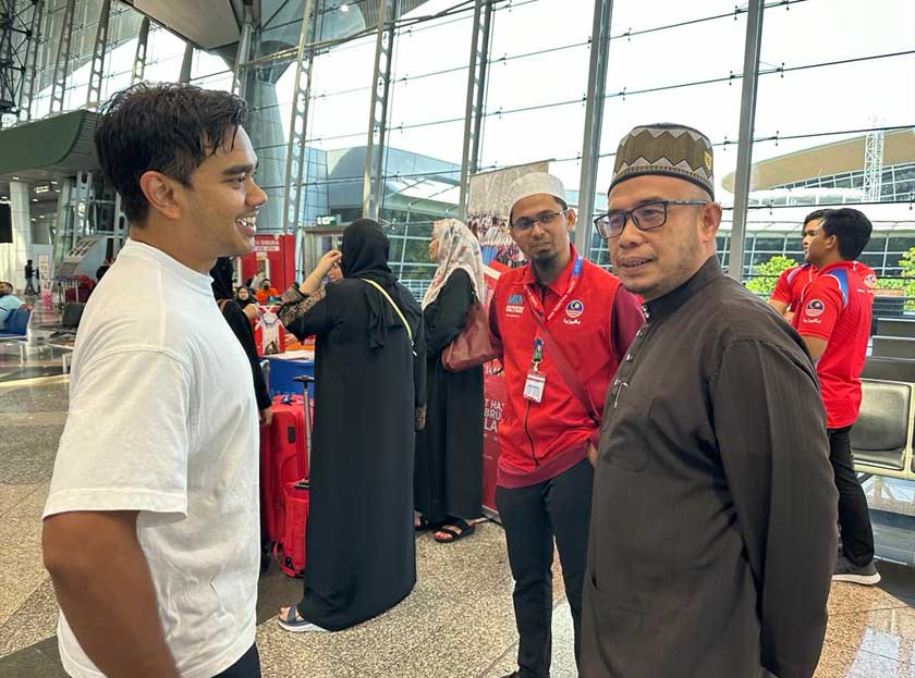 Kegembiraan Alif Satar tambah berganda kerana menyertai rombongannya menunaikan haji tahun ini ialah Mufti Perlis, Datuk Mohd Asri Zainul Abidin. - Gambar Astro AWANI