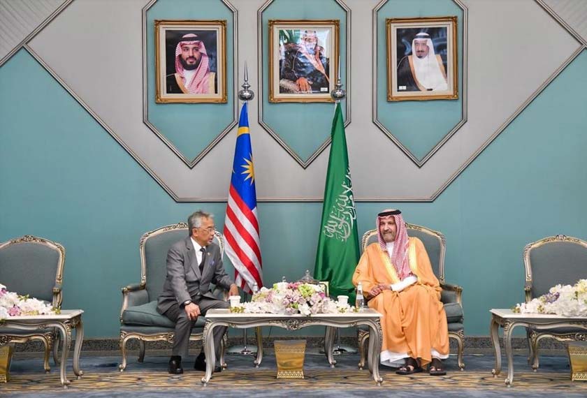 Keberangkatan tiba Yang di-Pertuan Agong Al-Sultan Abdullah Ri'ayatuddin Al-Mustafa Billah Shah disambut Gabenor Madinah Yang Amat Mulia Putera Faisal bin Salman Al Saud.