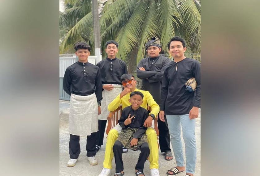 Gambar Mohd Iqmal (berbaju kuning) bersama adik beradiknya. - Foto Sinar Harian