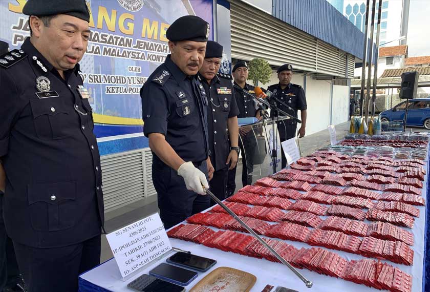Mohd Yusri menunjukkan barang rampasan pada sidang media di IPK Perak, Ipoh, hari ini. - Foto Astro AWANI