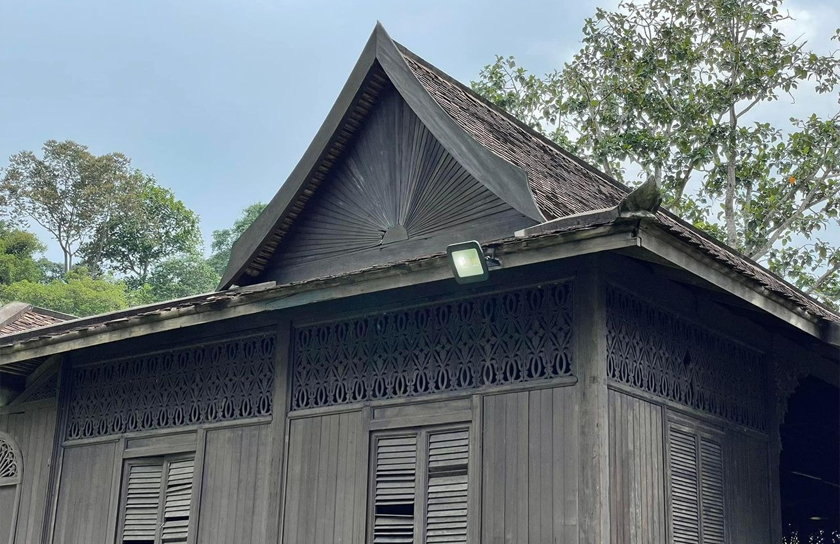 Antara komponen rumah yang terdapat ukiran termasuk tingkap, kekisi dan tebar layar - Foto/FB: Muhammad Farhan Johan