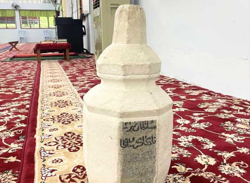 Batu peringatan Sultan Mansur Shah di Masjid Kota Lama Kanan. - Foto MPKK