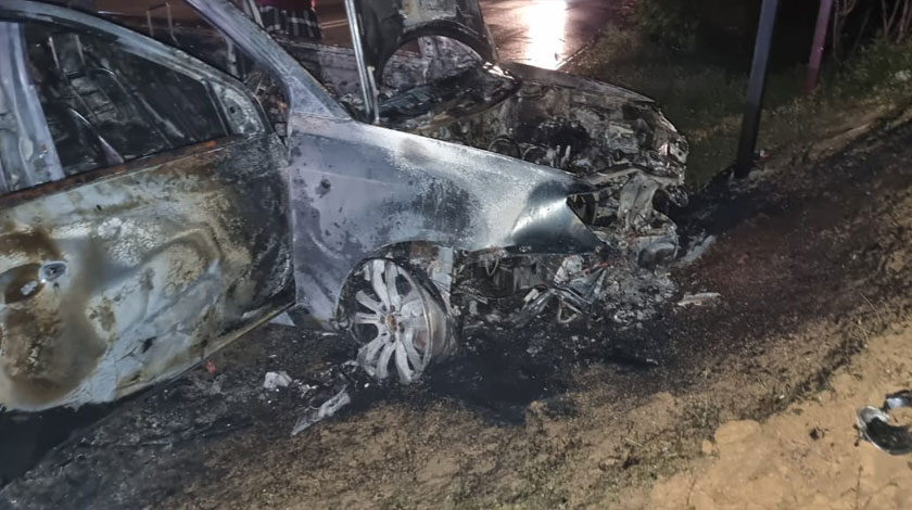 Kereta terbabit terbakar seratus peratus.- Foto JBPM