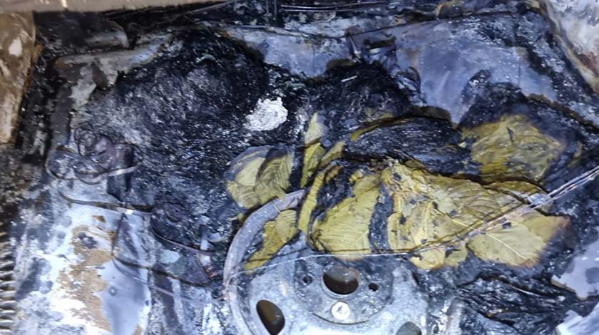 Hasil pemeriksaan di bahagian ruang belakang kereta telah menjumpai beg plastik yang terbakar dimana di dalamnya berisi daun ketum. - Foto PDRM