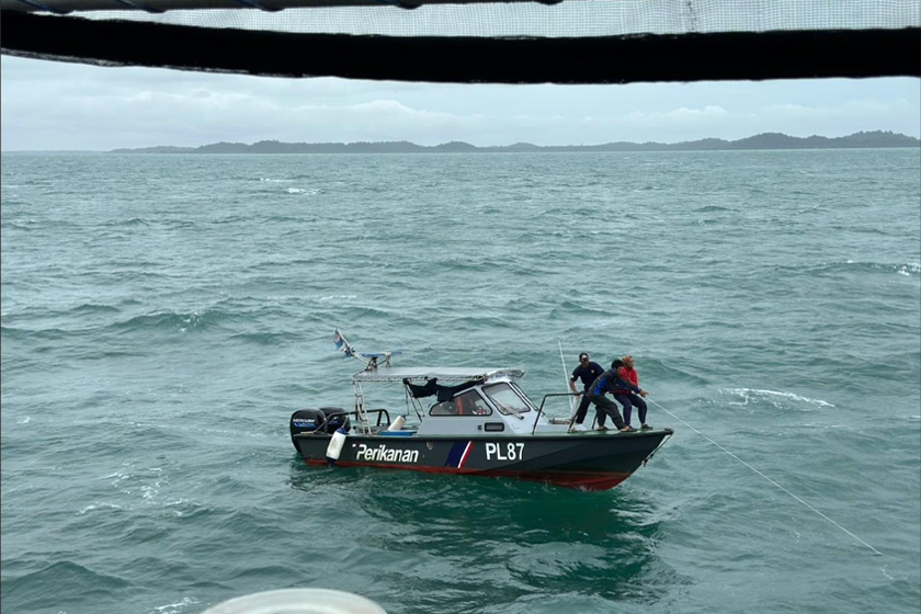 Bot tersebut akan dibawa pulang selepas dibaiki dan mendapat bantuan dari pihak berkuasa Indonesia untuk mengirigi perjalanan hingga ke sempadan. - Foto Maritim Malaysia