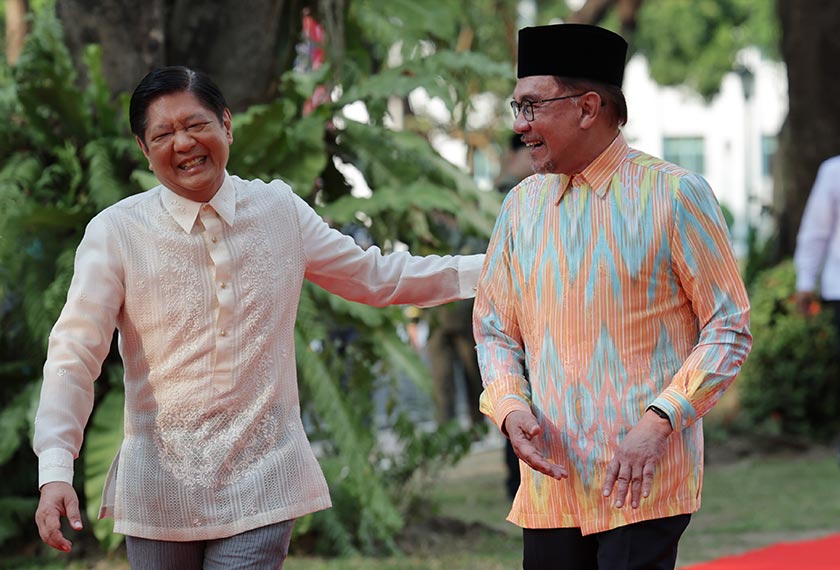 Perdana Menteri Datuk Seri Anwar Ibrahim berbual mesra bersama Presiden Filipina Ferdinand R Marcos Jr ketika tiba pada lawatan rasmi dua hari ke Filipina di Istana Malacanang hari ini. - Foto BERNAMA