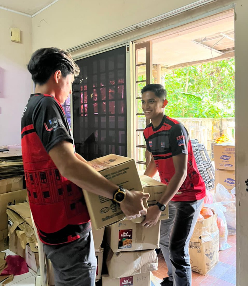 Sukarelawan ResQ Team memuatkan barangan sumbangan My FundAction untuk diagih ke daerah terjejas banjir di Johor. - Foto Astro AWANI