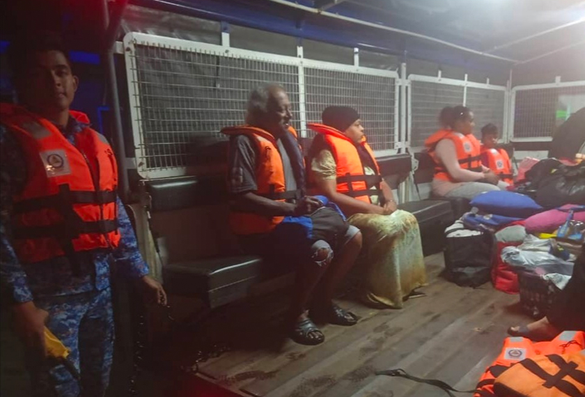 Anggota APM Temerloh membantu memindahkan mangsa banjir dari Kampung Batu Kapor ke PPS SMK Seri Semantan pagi tadi. - Foto APM