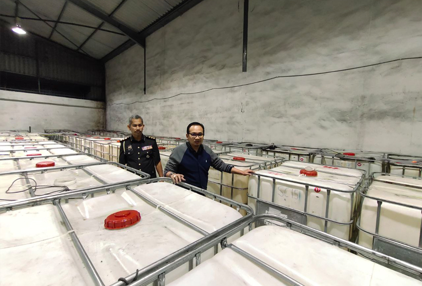 Pengarah KPDN Perak, Datuk Kamalludin Ismail (depan).