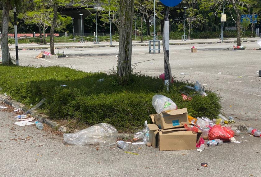 Sampah di parkir kenderaan juga dapat dilihat sepanjang tinjauan. Gambar: Astro AWANI