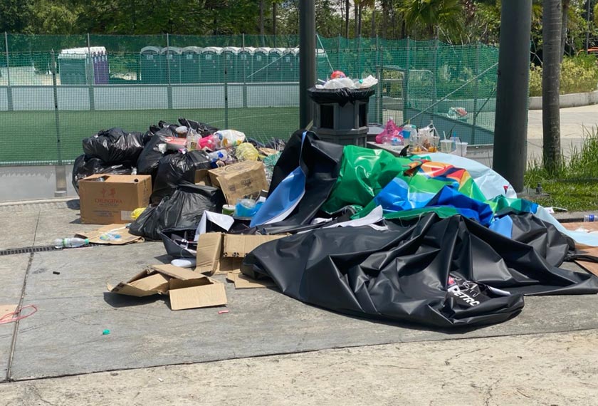 Longgokan sampah di perkarangan SNBJ pada Ahad. Gambar: Astro AWANI