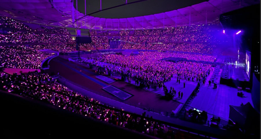 Lebih 60,000 peminat banjiri Stadium Nasional bagi menyaksikan konsert BLACKPINK. - Foto /Twitter Shafiqah Othman @sfqomhz