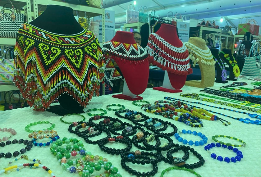 Produk kraftangan tempatan dijual kepada pengunjung di HKK 2023. Gambar: Astro AWANI