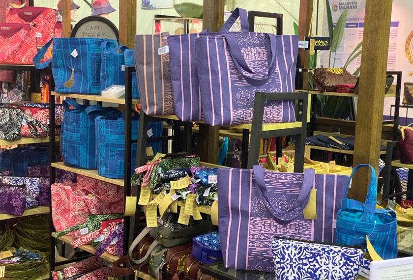 Produk kraf tempatan dari seluruh negara dijual kepada pengunjung. Gambar: Astro AWANI