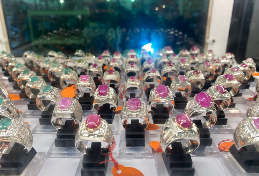 Cincin buatan tempatan juga sering mendapat permintaan pengunjung. Gambar: Astro AWANI