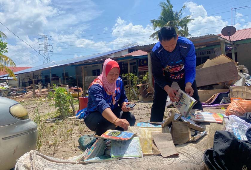  Lebih memeritkan apabila bukan sahaja kelengkapan sekolah, malahan duit yuran sekolah empat anak berusia 10 hingga 16 tahun yang telah diasingkan turut hanyut dibawa arus banjir. - Foto Astro AWANI