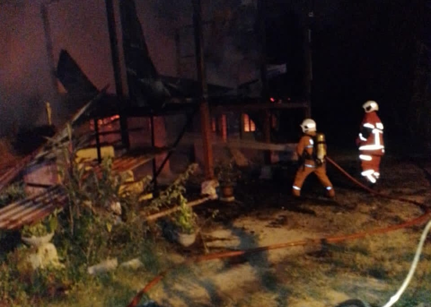 Keadaan rumah yang terbakar di Kampung Teluk Manis, Parit, malam tadi. - Foto JBPM Perak