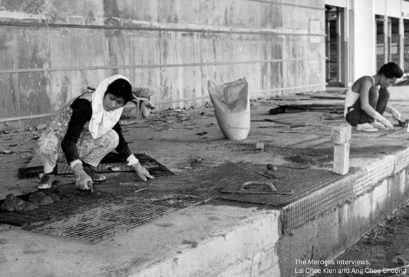 Lai sui mui were tasked with carrying concrete from the group up to the top of the construction–a challenging feat for their male co-workers.