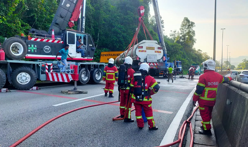 Kemalangan berkenaan membabikan sebuah lori tangki dengan dengan muatan 27,000 liter muatan petrol dan diesel. - Foto JBPM Perak