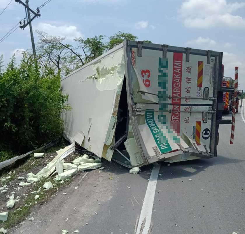 Kemalangan jalan raya yang melibatkan sebuah lori dengan muatan kosong. - Foto JBPM Perak