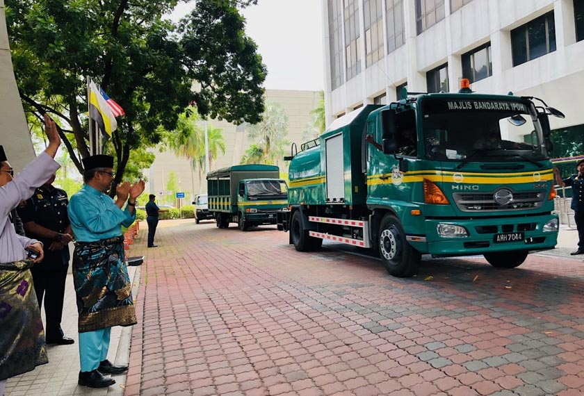 Datuk Rumaizi Baharin menyempurnakan Majlis Pelepasan Misi Bantuan Banjir MBI ke Mersing, Johor di pekarangan MBI, Ipoh, pada Jumaat. - Gambar Astro AWANI