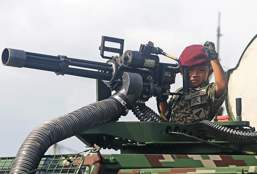 Pengunjung cilik Muhammad Mikail Hakim Mohd Yusre yang lengkap berpakaian ala tentera bergambar bersama aset Tentera Darat semasa mengunjungi Karnival Hari Terbuka Tentera Darat 2023 di Padang Ragbi Institut Kejuruteraan TD, Port Dickson, 12 Mac 2023. --fotoBERNAMA