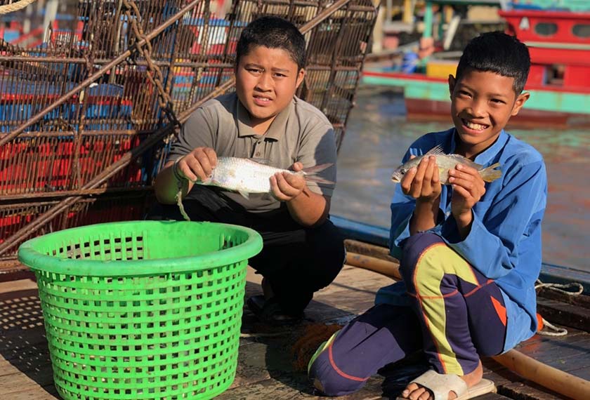 Muhammad Roiss dan Muhammad Hafiz menunjukkan hasil tangkapan ikan. 
