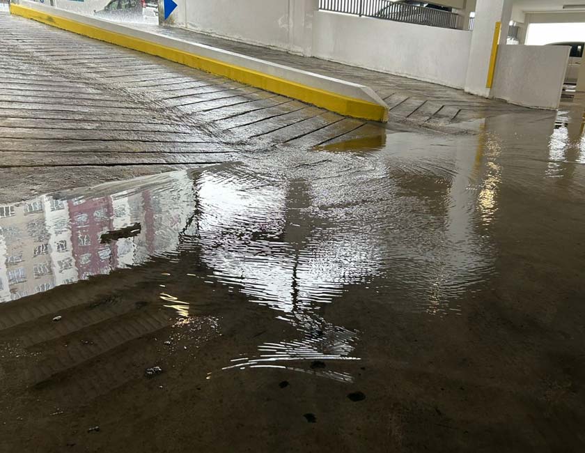 Kawasan parkir yang akan bertakung setiap kali berlakunya hujan.