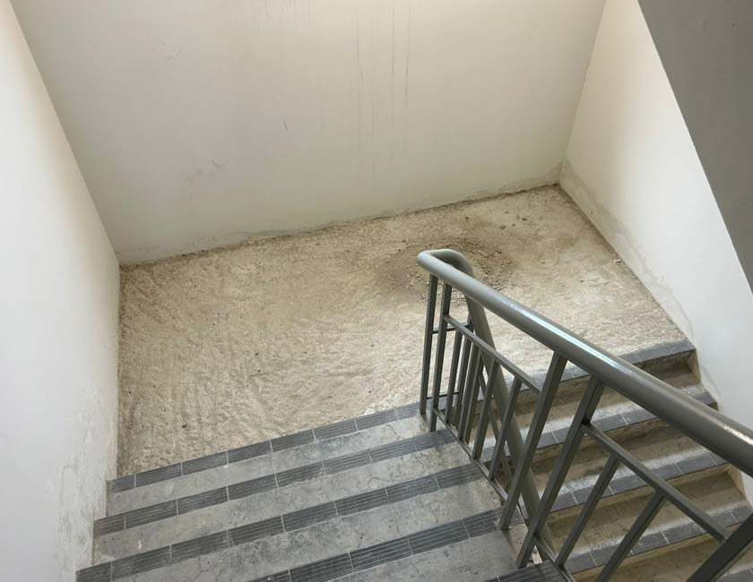 Laluan tangga yang terbengkalai tanpa penyelenggaraan.