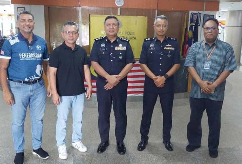 Razali (dua dari kiri) membuat laporan polis terhadap Anwar, Ahmad Zahid berhubung fitnah serta dakwaan ke atas Muhyiddin. - Foto Sinar Harian