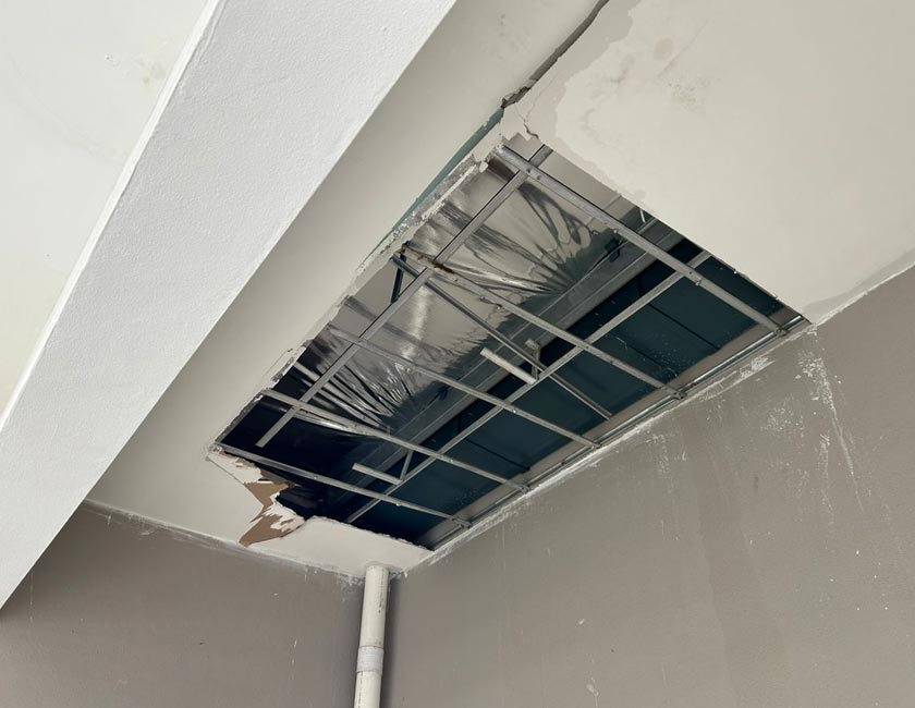 Siling mula runtuh akibat isu kebocoran yang tidak diatasi.