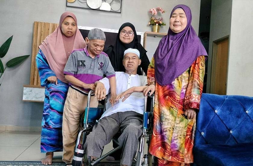 Siti Nurul Hasyimah (tiga, kiri) bersama ibu bapa serta abang dan kakak OKU ketika menginap di Homestay Sarasera di Bukit Katil di sini, pada Rabu.
