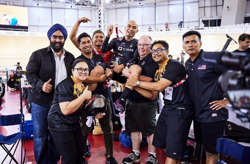 Azizulhasni (tengah) meraikan kejayaannya memenangi pingat perak acara keirin pada Piala Negara-Negara UCI di Jakarta, Indonesia bulan lalu. - Foto FB Azizulhasni Awang