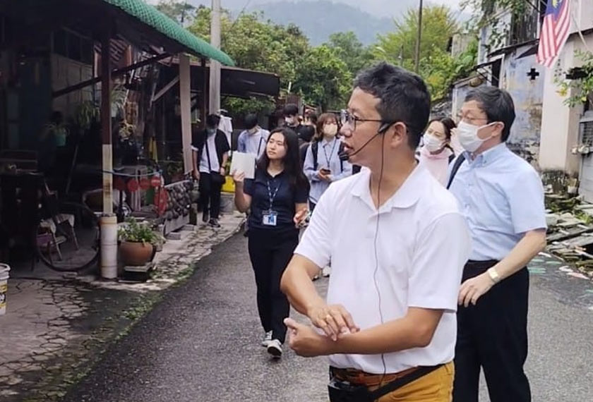 Jacky (baju putih) ketika memberi penerangan berkaitan Papan kepada pengunjung. - Foto Astro AWANI