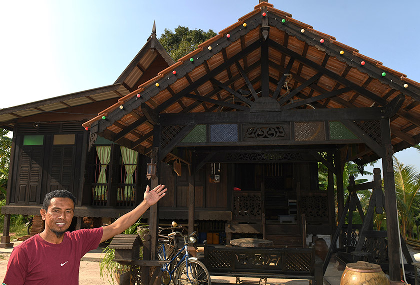 Zulhisyam Jamaluddin, 42, menunjukkan Homestay Klasik ZJ yang diusahakannya di Penaga dengan dikelilingi sawah padi, pokok kelapa serta berkonsepkan rumah kayu tradisional Melayu