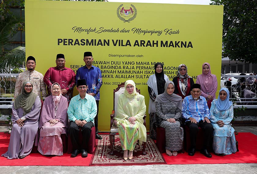 Raja Permaisuri Agong Tunku Hajah Azizah Aminah Maimunah Iskandariah berkenan bergambar bersama Rektor UIAM, Prof Emeritus Tan Sri Datuk Dzulkifli Abdul Razak ketika berangkat ke Majlis Perasmian Vila ARAH MAKNA di Gombak hari ini. - Foto BERNAMA